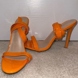 Strappy round toe heel
